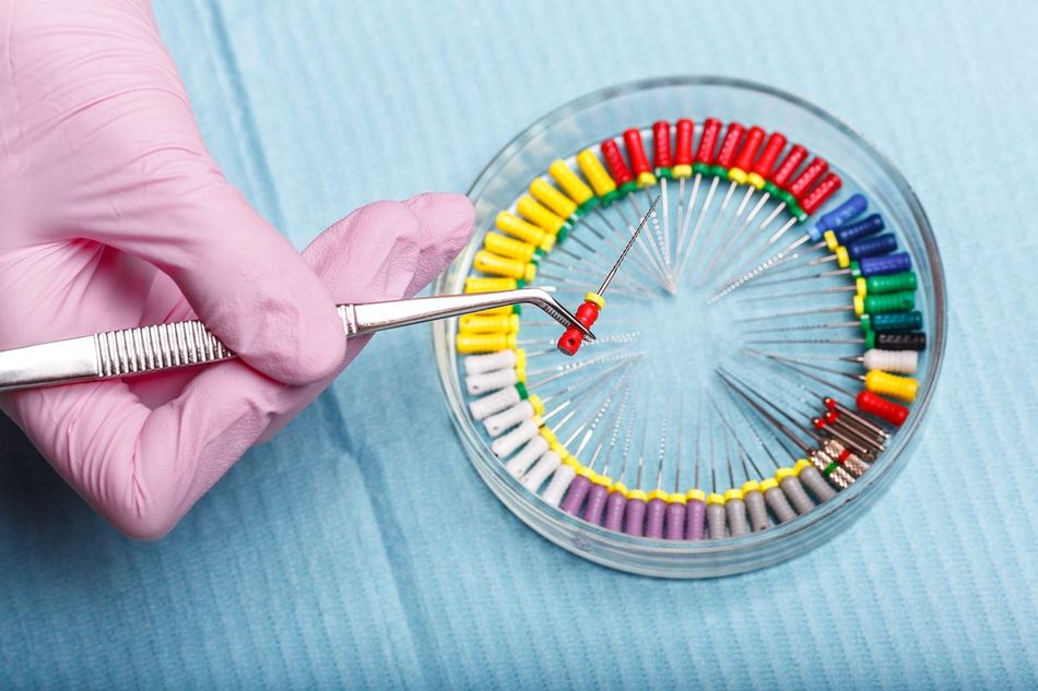 Dentista preparando endodoncia en una clínica dental